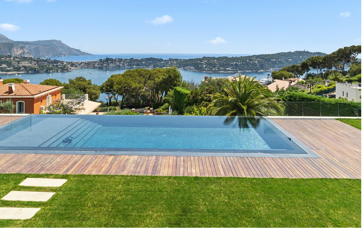 Villa contemporaine rénovée avec piscine à débordement et vue sur la rade de Villefranche-sur-Mer
